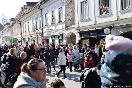 Kamnik so obiskali koranti iz Zamušanov pri Ptuju in v mestno jedro privabili nepregledno množico, željno ogleda tradicionalne pustne šege (5)